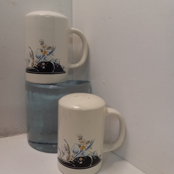 VINTAGE JAY Calla Lily Salt & Pepper Shakers Taiwan Black Blue Botanical Floral - Picture 1 of 6
